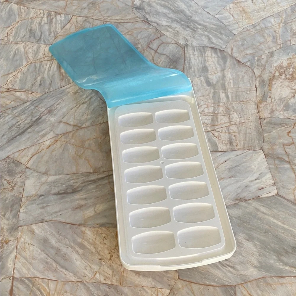 OXO Good Grips Silicone Lid Ice Cube Tray White Blue‎ 14 Cubes Spill Resistant